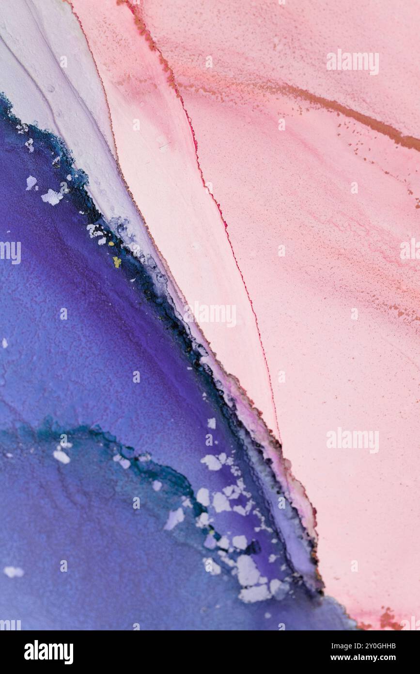 Abstrakte Aquarellgrafiken mit einer Mischung aus Blau-, Rosa- und Lila-Tönen mit strukturierten Mustern und weichen Verläufen für eine ästhetische Note Stockfoto