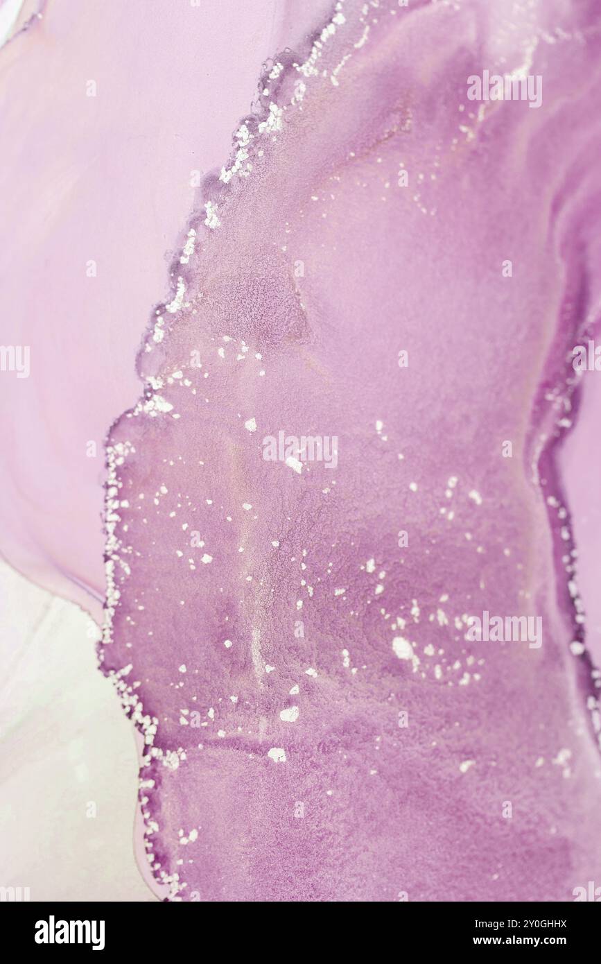 Elegante, lila marmorierte Textur mit glänzenden Details sorgt für ein beruhigendes Ambiente, perfekt für künstlerische Projekte oder Innenarchitekturen Stockfoto