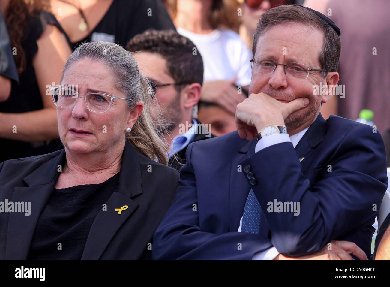 Israel's President Isaac Herzog and his wife Michal attend the funeral of Israeli-American hostage Hersh Goldberg-Polin, who was killed in Hamas captivity in the Gaza Strip, in Jerusalem, Monday, Sept. 2, 2024. (Gil Cohen-Magen/Pool via AP) Stockfoto