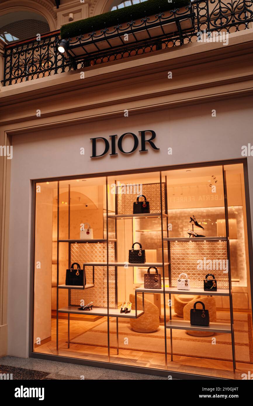Luxuriöse Boutique Dior, schicke Schaufenster mit schicken Taschen. Christian Dior ist ein französisches Unternehmen, dem der Hersteller und Einzelhändler von Mode gehört. Stockfoto