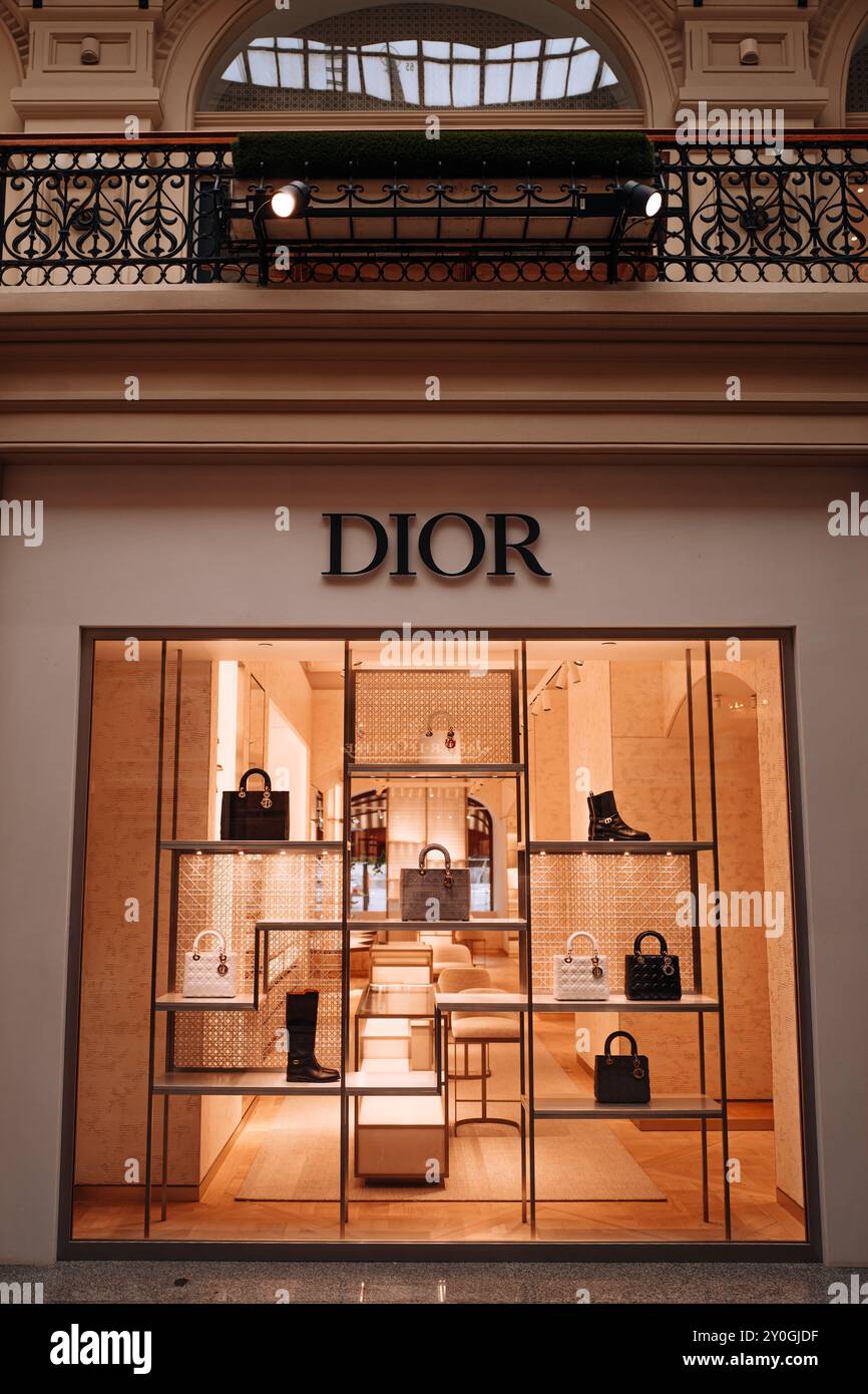 Luxuriöse Boutique Dior, schicke Schaufenster mit schicken Taschen. Christian Dior ist ein französisches Unternehmen, dem der Hersteller und Einzelhändler von Mode gehört. Stockfoto