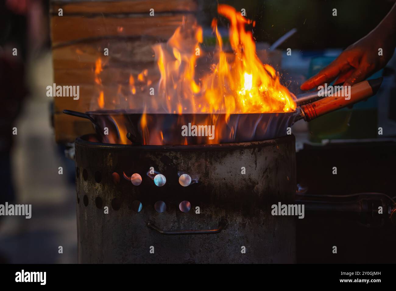 Im Freien kochen mit großen Flammen im Metalltopf. Stockfoto