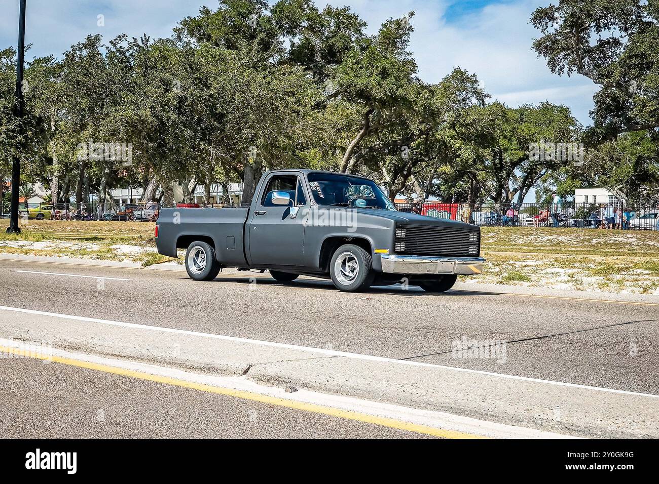 Gulfport, MS - 07. Oktober 2023: Weitwinkelansicht eines Pickup-Trucks des Typs Chevrolet C10 aus dem Jahr 1982 auf einer lokalen Autoshow. Stockfoto