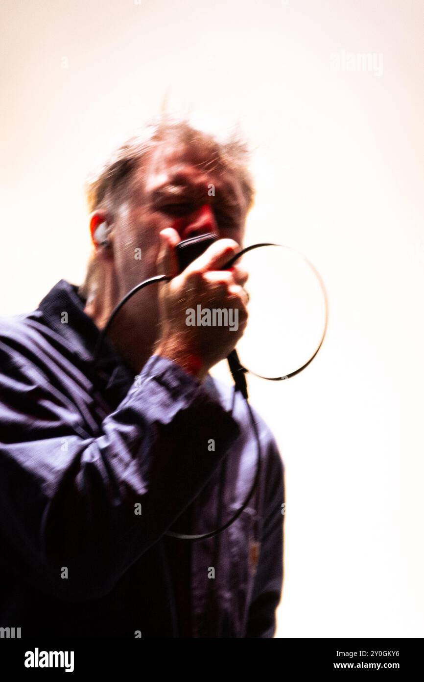 Paris, Frankreich. August 2024. James Murphy von der LCD Soundsystem Band tritt live beim Rock en seine Festival auf. Die Dance-Rock-Band LCD Soundsystem trat live beim Rock en seine Festival in Paris auf. Quelle: SOPA Images Limited/Alamy Live News Stockfoto