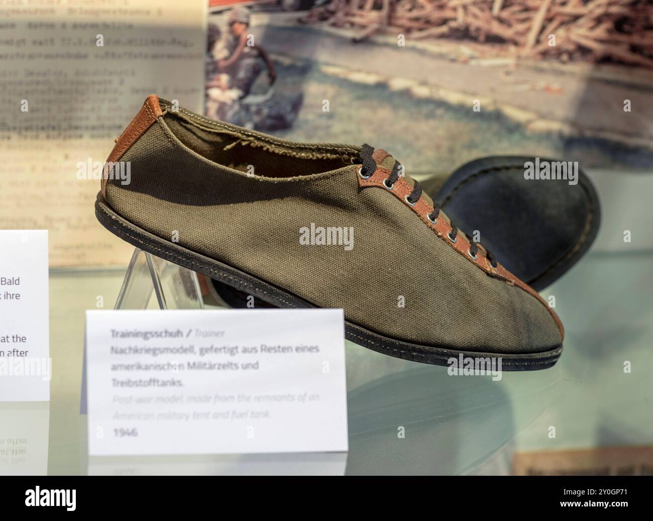 Bilderserie 02.09.2024 Exponate der Sonderausstellung im Stadtmuseum Herzogenauarch zur 100 jährigen Gründung der Schuhfabrik Gebrüder Dassler in Herzogenaurach am 1. Juli 1924, der gemeinsame Schuhfabrik von Adolf und Rudolf Dassler, die späteren Gr Trainingsschuh nach dem 2. Weltmeer aus amerikanischen Militärzelten und Treibstofftanks Herzogenaurach Bayern Deutschland *** Bilderserie 02 09 2024 zeigt die Sonderausstellung im Stadtmuseum Herzogenauarch zum 100. Jahrestag der Gründung der Schuhfabrik Dassler Brothers in Herzogenaurach am 1. Juli 1924, die Gemeinschaftsausstellung Stockfoto