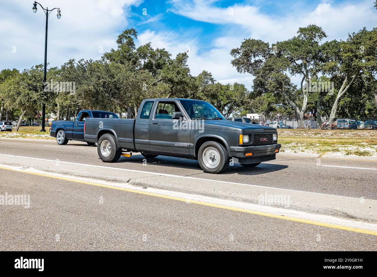 Gulfport, MS - 07. Oktober 2023: Weitwinkel-Eckansicht eines 1993er GMC Sonoma Extended Cab auf einer lokalen Autoshow. Stockfoto