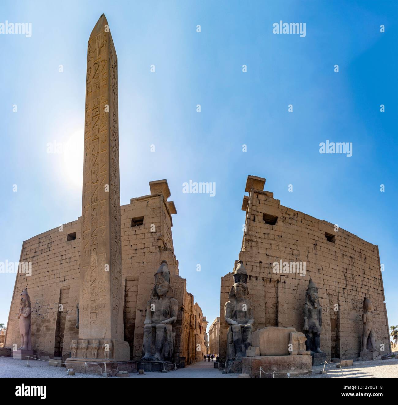 Luxor, Ägypten; 16. Januar 2024: Die zeitlose Majestät des antiken Tempels von Luxor, in dem sich der aufragende Obelisk und kolossale Statuen von Pharaonen befinden. Stockfoto