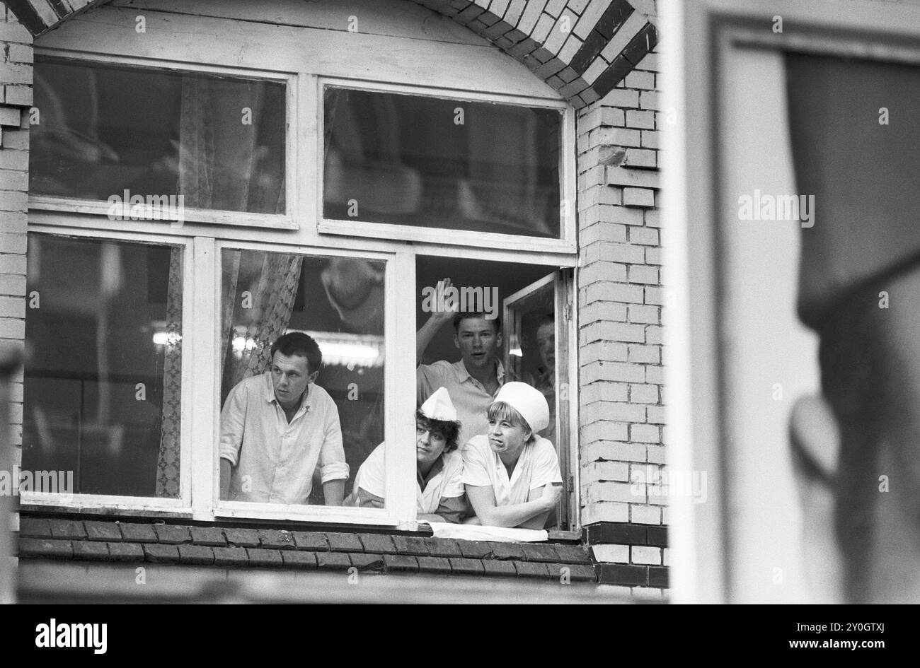 Abzug der Sowjetarmee aus der DDR 25.05.1992,Chemnitz,Militaer,Russenabzug, Abzug der letzten russischen Soldaten aus Chemnitz, Kaserne Leninstrasse. In Chemnitz waren über 5000 Soldaten mit Technik in der Kaserne an der Leninstaße stationiert, die Kaserne der Sowjetarmee wurde geräumt, Schützenpanzer und Selbstfahrhaubitzen fahren zum Bahnhof BRD *** Rückzug der Sowjetarmee aus der DDR 25 05 1992,Chemnitz,militärischer,russischer Rückzug, Rückzug der letzten russischen Soldaten aus Chemnitz, Leninstrasse Kaserne in Chemnitz, über 5000 Soldaten mit Ausrüstung waren in den Kasernen stationiert Stockfoto