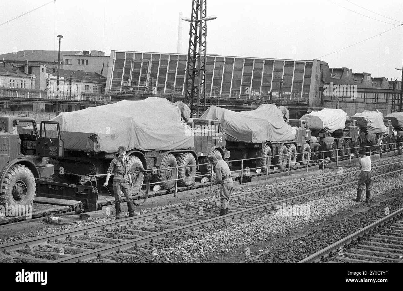 Abzug der Sowjetarmee aus der DDR 01.06.1992,Chemnitz,Militaer,Russenabzug, Abzug der letzten russischen Soldaten aus Chemnitz, Kaserne Leninstrasse. In Chemnitz waren über 5000 Soldaten mit Technik in der Kaserne an der Leninstaße stationiert, die Kaserne der Sowjetarmee wurde geräumt, Bahnwaggons voller Militärfahrzeuge BRD *** Rückzug der sowjetischen Armee aus der DDR 01 06 1992,Chemnitz,militärischer,russischer Rückzug, Rückzug der letzten russischen Soldaten aus Chemnitz, Leninstrasse Kaserne in Chemnitz über 5000 Soldaten mit Ausrüstung waren in den Kasernen der Leninstrasse, der S stationiert Stockfoto