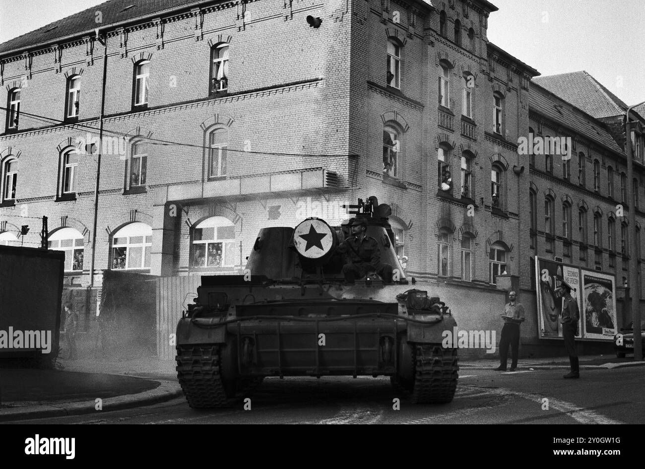 Abzug der Sowjetarmee aus der DDR 25.05.1992,Chemnitz,Militaer,Russenabzug, Abzug der letzten russischen Soldaten aus Chemnitz, Kaserne Leninstrasse. In Chemnitz waren über 5000 Soldaten mit Technik in der Kaserne an der Leninstaße stationiert, die Kaserne der Sowjetarmee wurde geräumt, Schützenpanzer und Selbstfahrhaubitzen fahren zum Bahnhof BRD *** Rückzug der Sowjetarmee aus der DDR 25 05 1992,Chemnitz,militärischer,russischer Rückzug, Rückzug der letzten russischen Soldaten aus Chemnitz, Leninstrasse Kaserne in Chemnitz, über 5000 Soldaten mit Ausrüstung waren in den Kasernen stationiert Stockfoto