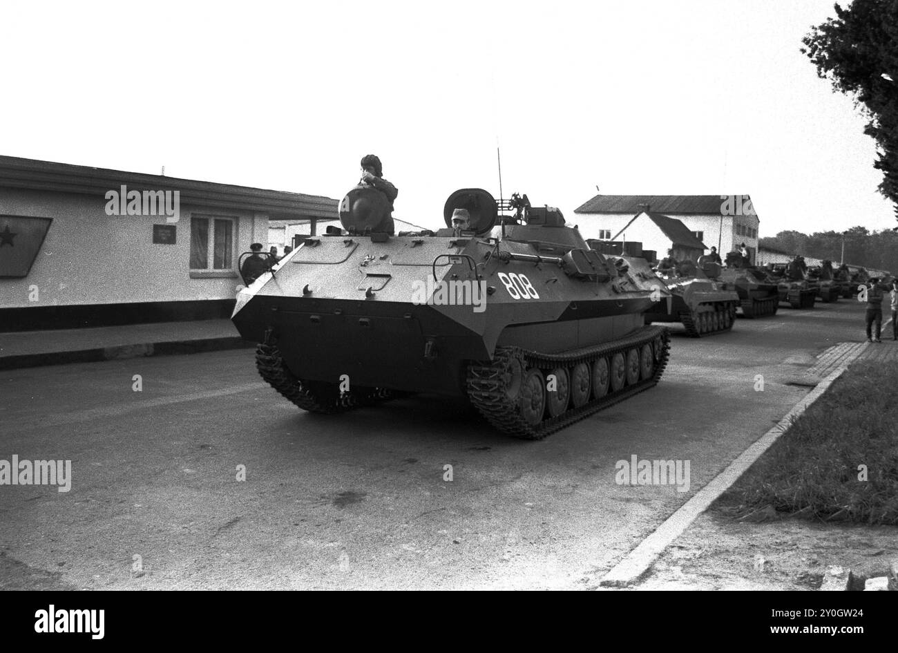 Abzug der Sowjetarmee aus der DDR 25.05.1992,Chemnitz,Militaer,Russenabzug, Abzug der letzten russischen Soldaten aus Chemnitz, Kaserne Leninstrasse. In Chemnitz waren über 5000 Soldaten mit Technik in der Kaserne an der Leninstaße stationiert, die Kaserne der Sowjetarmee wurde geräumt, Schützenpanzer und Selbstfahrhaubitzen fahren zum Bahnhof BRD *** Rückzug der Sowjetarmee aus der DDR 25 05 1992,Chemnitz,militärischer,russischer Rückzug, Rückzug der letzten russischen Soldaten aus Chemnitz, Leninstrasse Kaserne in Chemnitz, über 5000 Soldaten mit Ausrüstung waren in den Kasernen stationiert Stockfoto