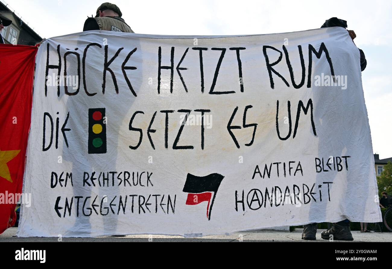 Weimar, Deutschland. September 2024. Teilnehmer einer Demonstration unter dem Motto "in Weimar treten junge Menschen gegen AfD, Faschismus und Krisenmodus auf" vor dem Weimarer Hauptbahnhof. Die Landtagswahl in Thüringen war am Tag zuvor stattgefunden. Quelle: Martin Schutt/dpa/Alamy Live News Stockfoto