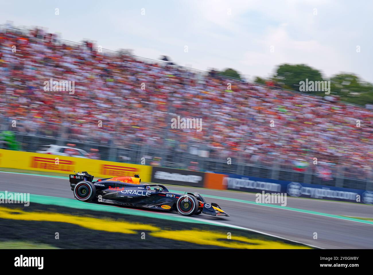 Monza, Italien. September 2024. Max Verstappen aus den Niederlanden fuhr den (1) Oracle Red Bull Racing RB20 während des Formel-1-Rennens Pirelli Gran Premio d'Italia 2024 am 1. September 2024 in Monza, Italien. Quelle: Luca Rossini/E-Mage/Alamy Live News Stockfoto