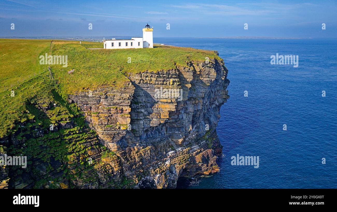 Duncansby Head Lighthouse im Spätsommer die Klippen des nordöstlichsten Punktes des britischen Festlandes Stockfoto