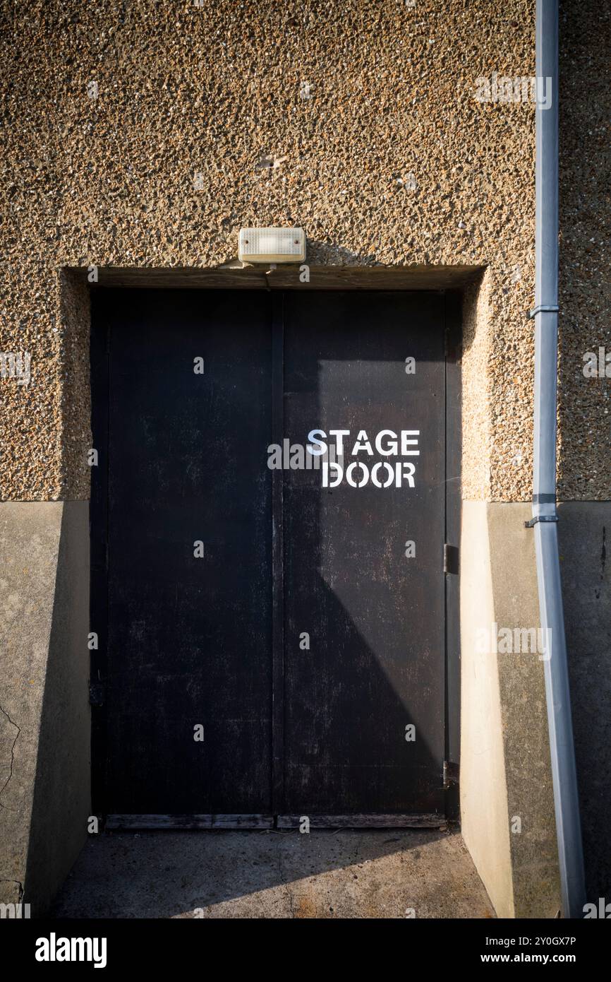 Bühnentür am örtlichen Theater in England Stockfoto