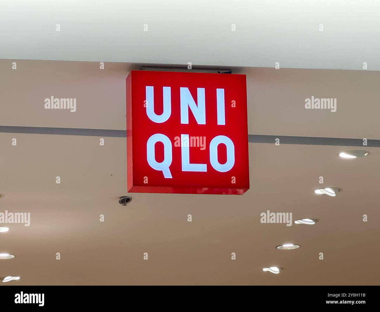 Nanning, China, 13. November 2023. Uniqlo Logo des Bekleidungsgeschäfts. Uniclo ist ein japanischer Designer, Hersteller und Einzelhändler für Freizeitbekleidung. Stockfoto