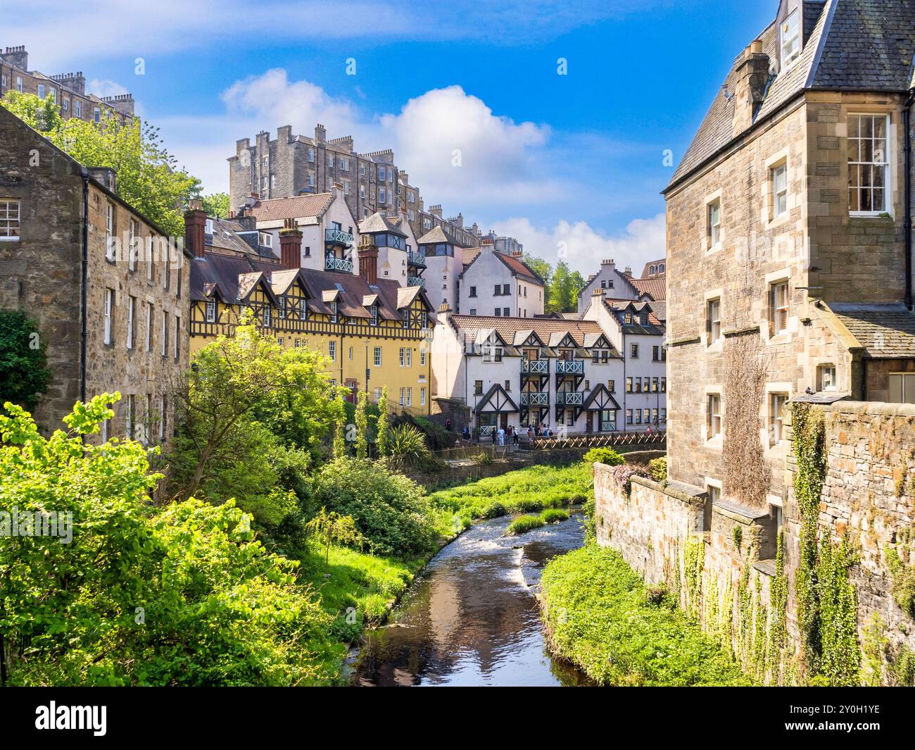 17. Mai 2024: Edinburgh, Schottland - Dean Village und das Wasser von Leith an einem schönen Frühlingstag. Ein toller Anziehungspunkt für Touristen. Stockfoto