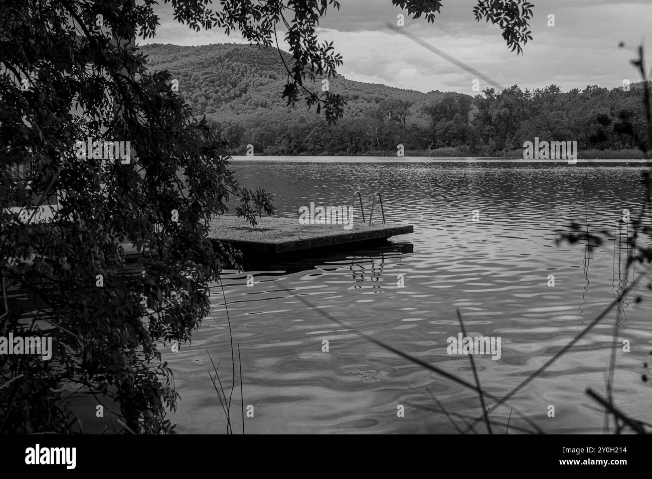 Banyoles Lake. Schwarz-weißer See. Dock und Treppen. Stockfoto