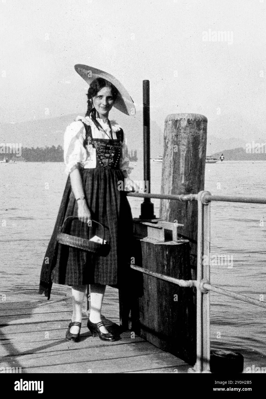 Luzern, Schweiz junge Frau in Tracht 1925 Stockfoto