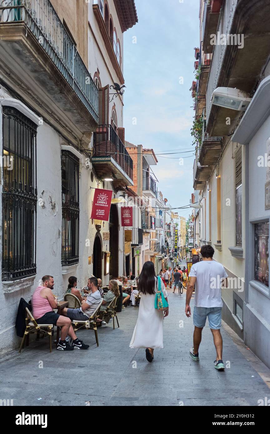 Sitges, Barcelona-01.September 2024: Das Bild zeigt die Schönheit und den Charme von Sitges, einem Küstenziel in Katalonien. Stockfoto