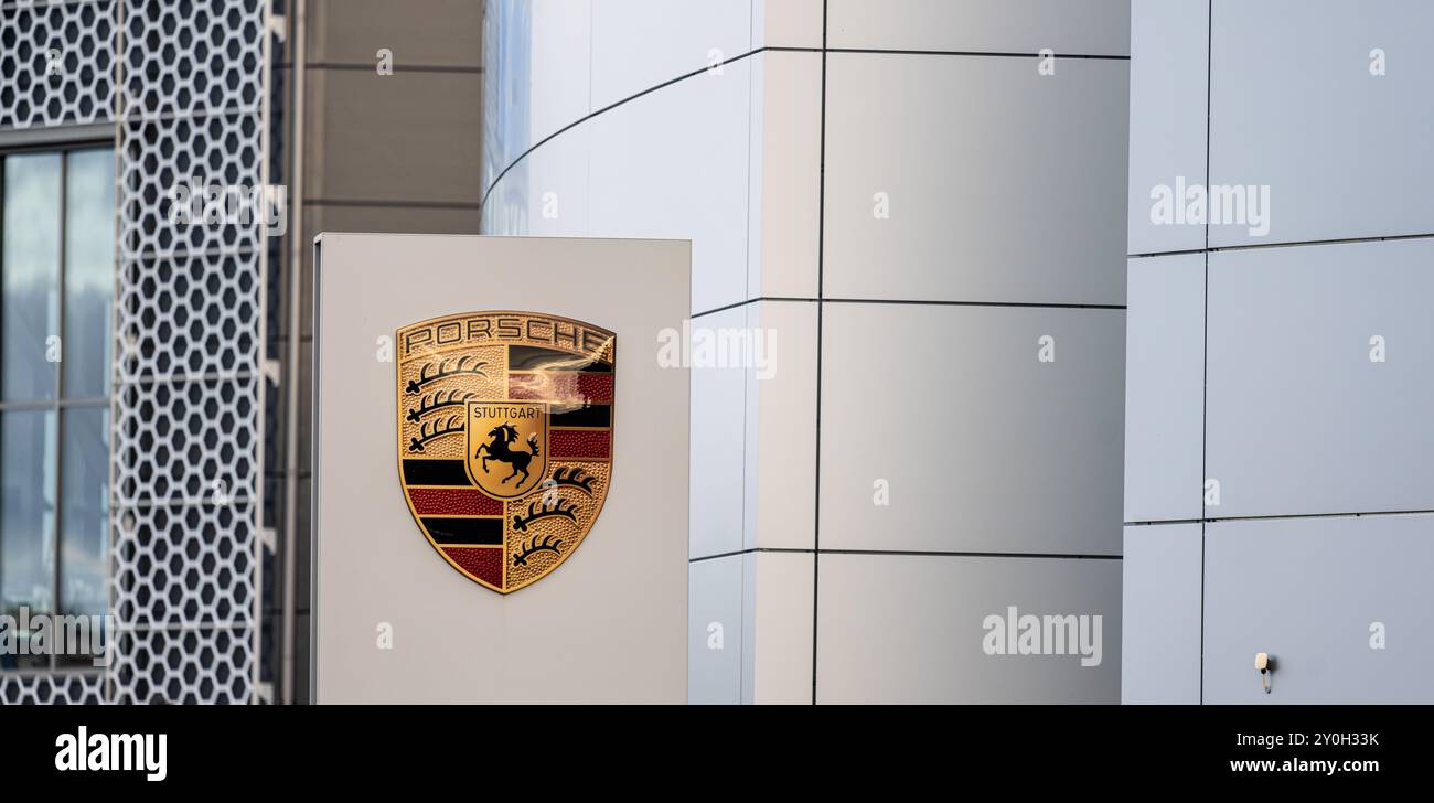 Trollhättan, Schweden - 09. Oktober 2022: Porsche-Schild auf einem grauen Pylon bei einem Händler Stockfoto