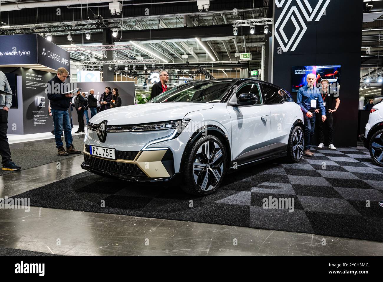 Göteborg, Schweden - 03. dezember 2022: Weißer Renault Megane E-Tech Elektrowagen 2022 im Display Stockfoto