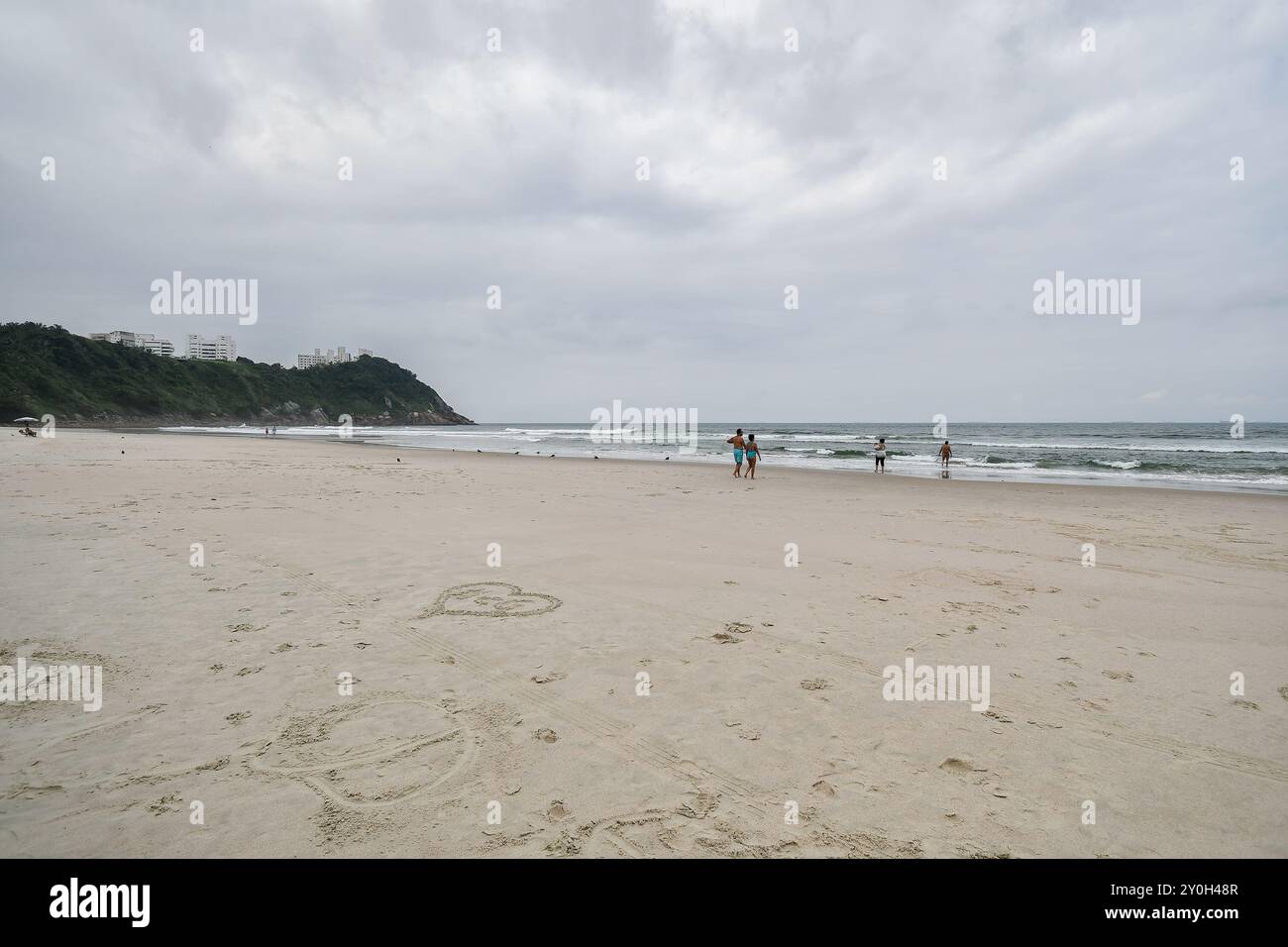 Guaruja, SP, Brasilien - 11. April 2024: Bewölkter Morgen am Tombo Beach. Stockfoto