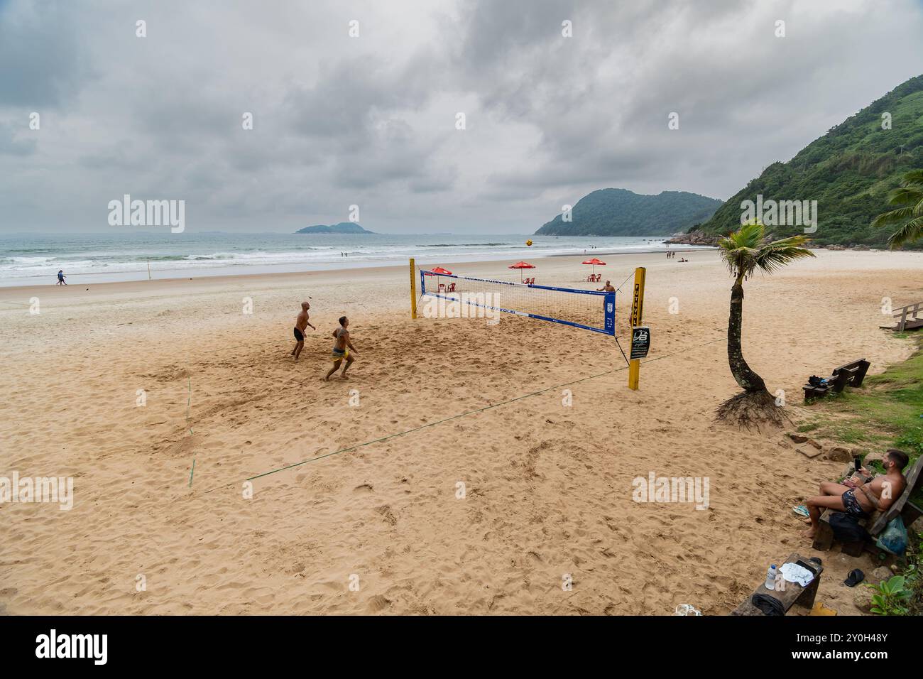 Guaruja, SP, Brasilien - 11. April 2024: Menschen spielen Fußball am Tombo Beach. Stockfoto