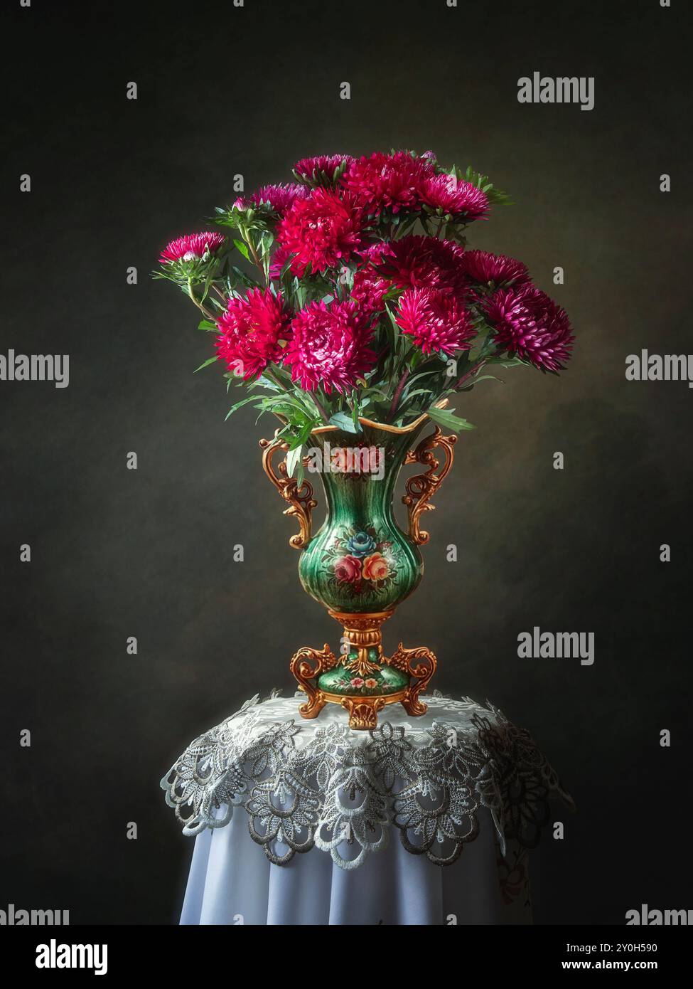 Stillleben mit Blumenstrauß in Vase Stockfoto