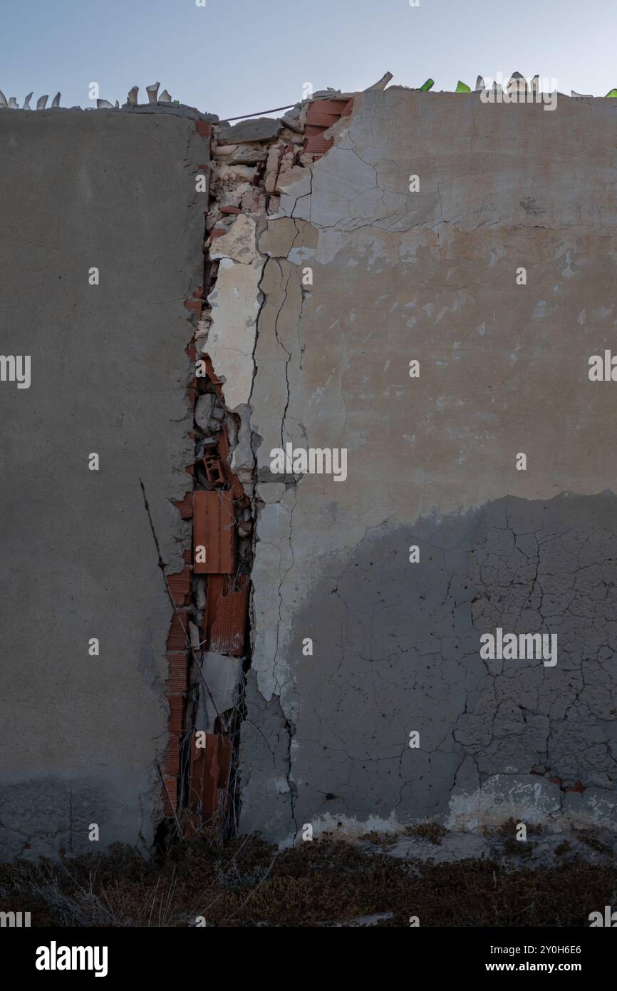 Betonzaun mit gebrochenem und repariertem Teil. Splitter am Rand. Blauer Himmel. Schutz eines Resorts. Djerba, Tunesien, Afrika. Stockfoto