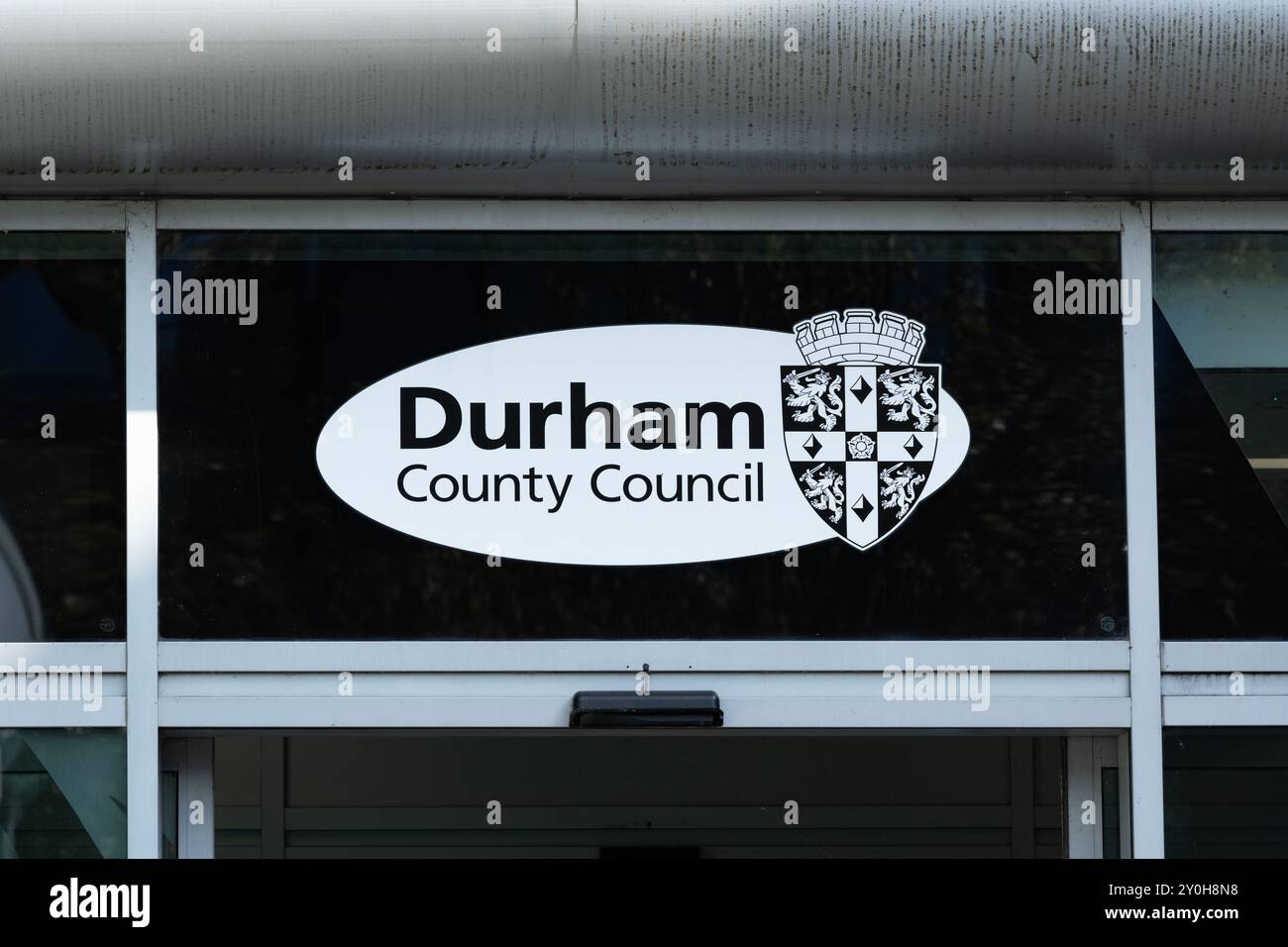 Schild des Durham County Council vor dem Freemans Quay Leisure Centre, Durham, England, Großbritannien Stockfoto