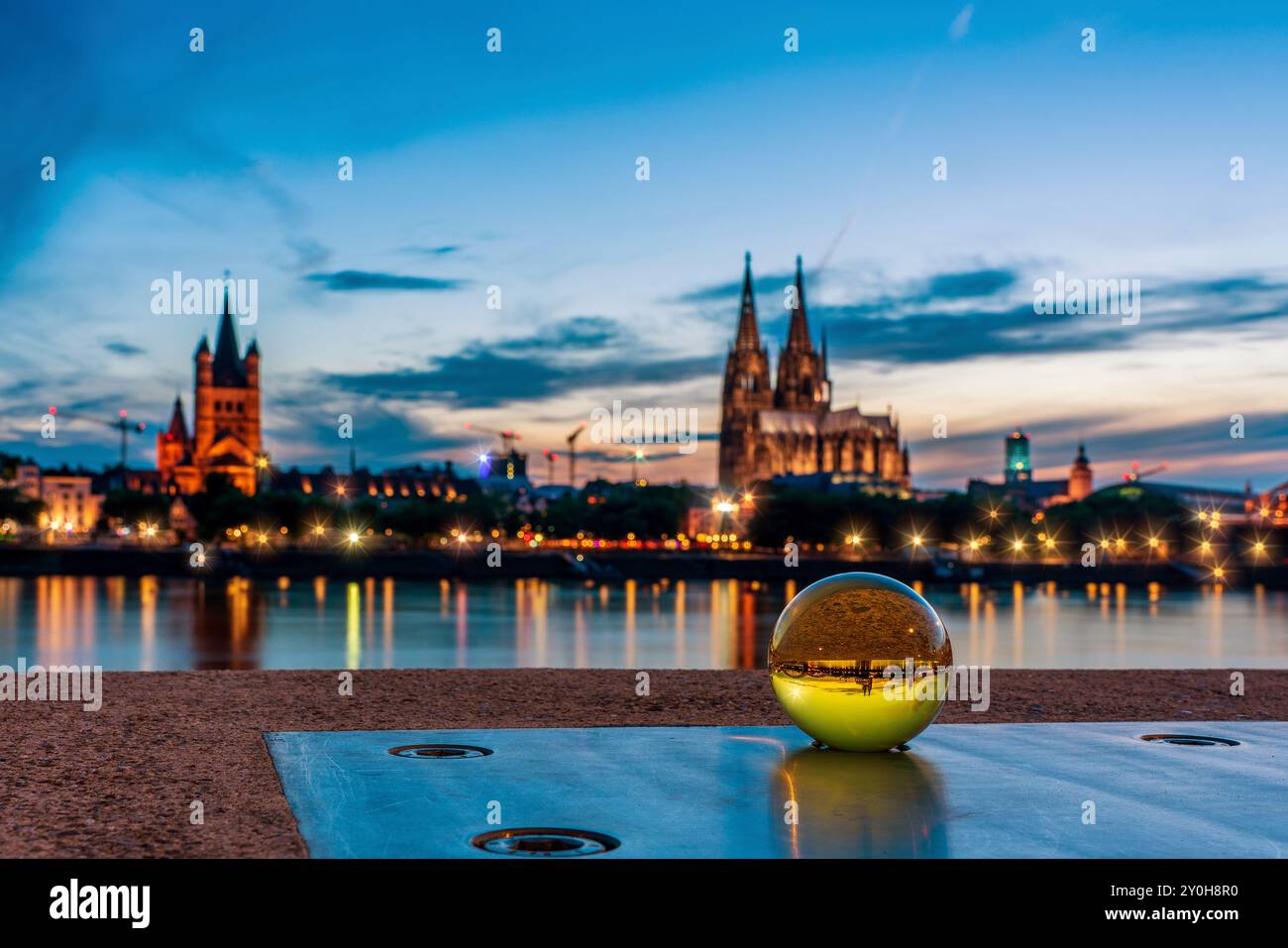 Kölner Dom zur blauen Stunde, Deutschland. Stockfoto