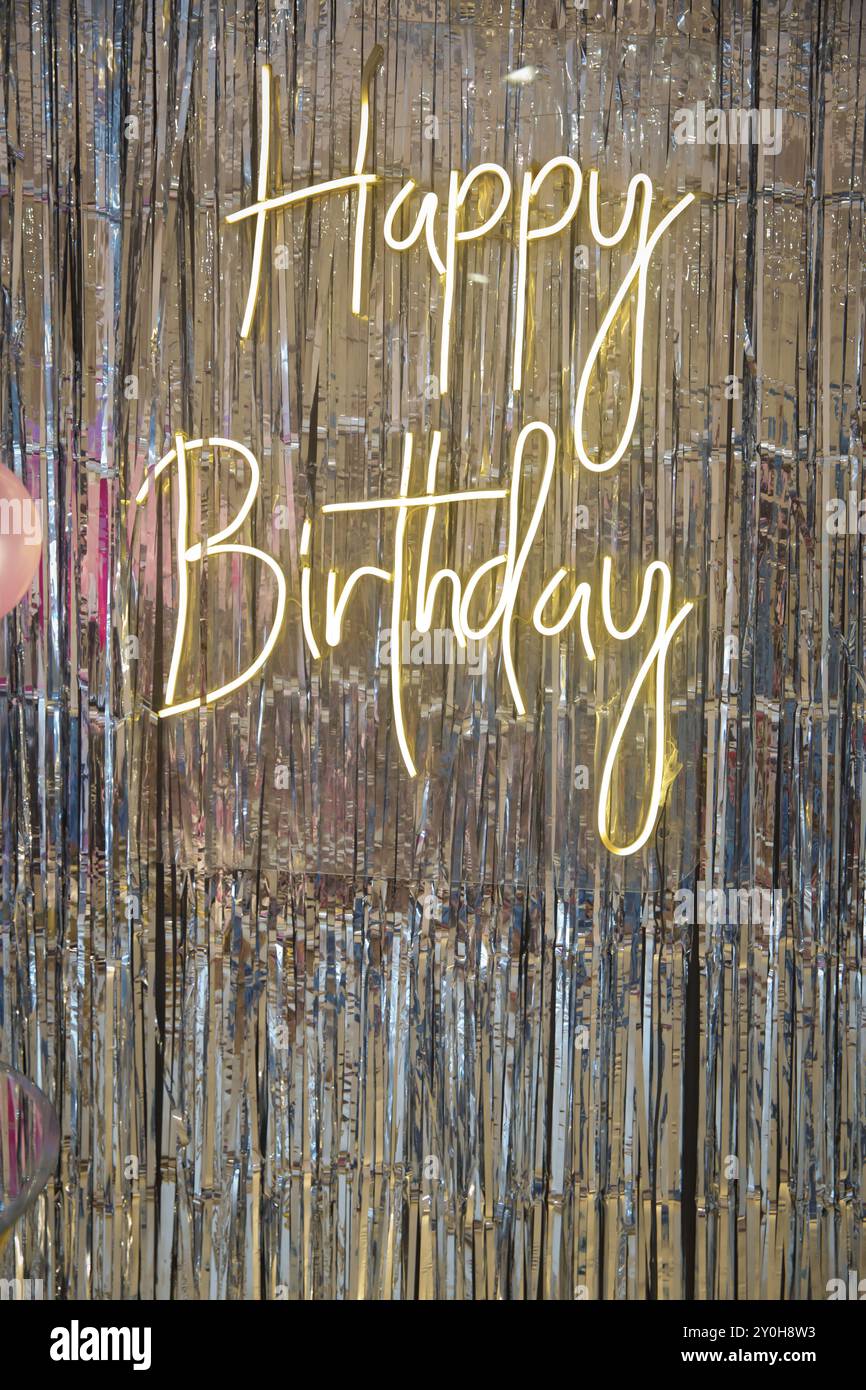 Aserbaidschan Baku 26.01.2024 . Happy Birthday Neon-Schild. Leuchtende Neonschrift Geburtstagsschablone. Text Happy Birthday, Neonschild mit Lichtern. Geburtstag Stockfoto