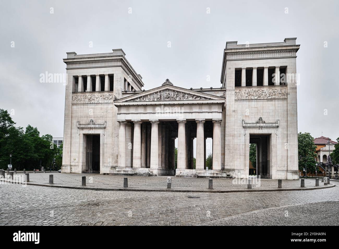 München - 17. April 2024: Fassade der Propyläen, Propyläen oder Propyläen am Königsplatz Stockfoto