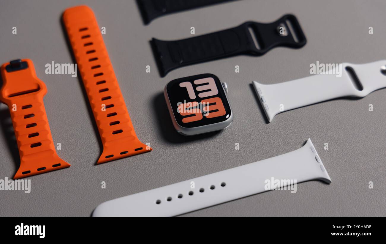 LONDON - 26. AUGUST 2024: Apple Watch mit weißem Bandarmband und Uhrenblatt Stockfoto