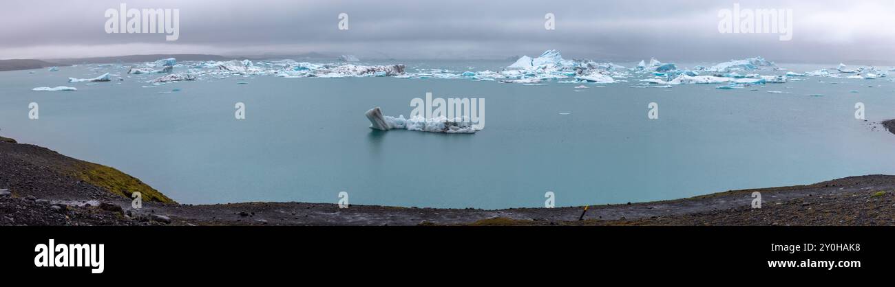 Gletscherlagune Jokulsarlon in Island, Panorama mit leuchtend blauen Eisbergen von sich zurückziehenden Gletschern, die über den Atlantik treiben. Stockfoto