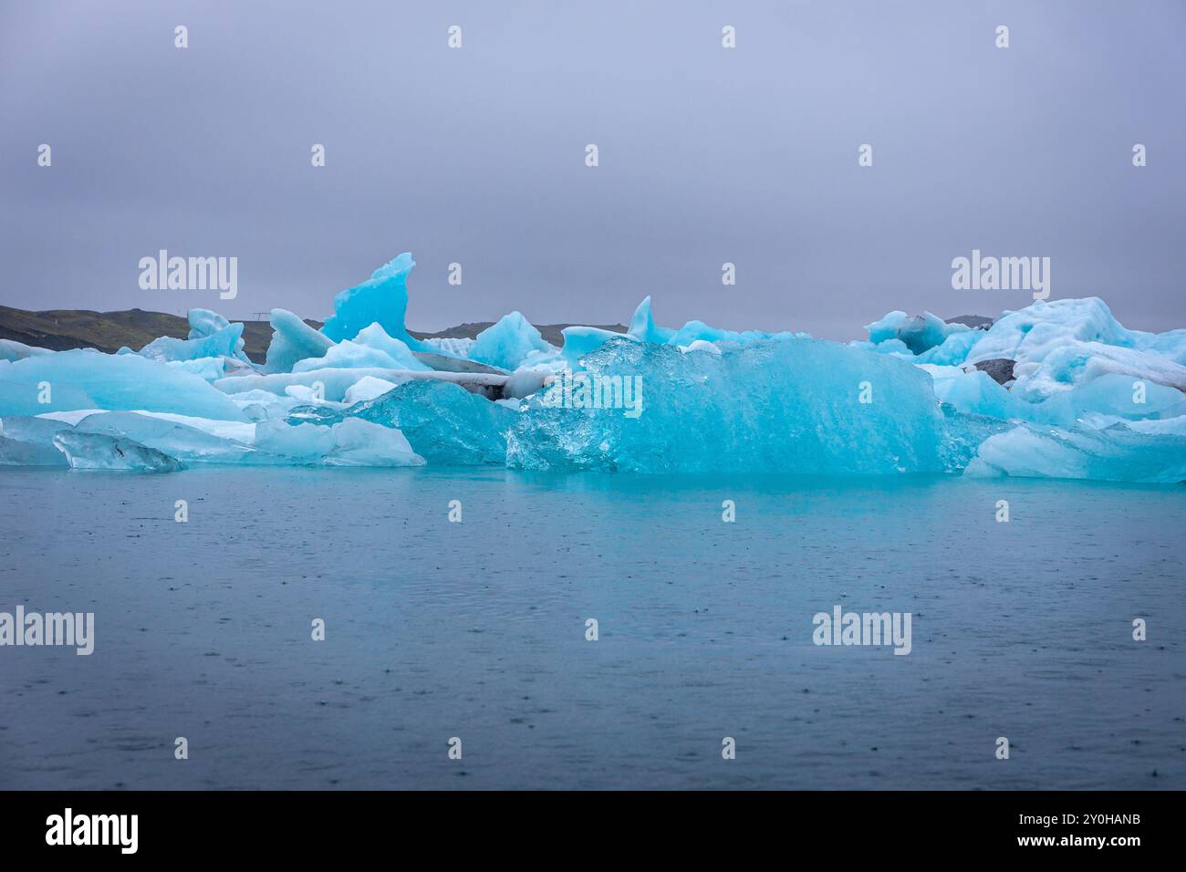 Jokulsarlon-Gletscherlagune in Island, mit leuchtend blauen Eisbergen von sich zurückziehenden Gletschern, die über den Atlantik treiben. Stockfoto