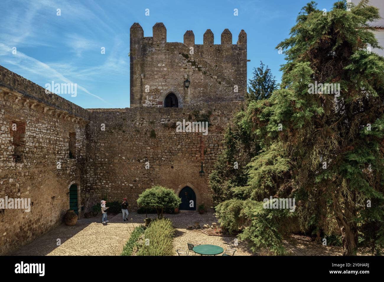 Restaurant im Innenhof des Schlosses (Pousada do Castelo), in der ummauerten portugiesischen Stadt Obidos, Portugal, Europa Stockfoto