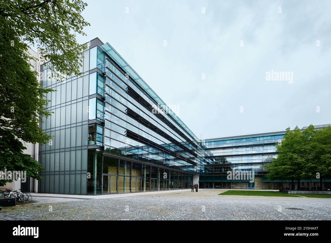 München - 18. April 2024: Max-planck-Institut für Innovations- und Wettbewerbsbau mit moderner Glasfassade Stockfoto