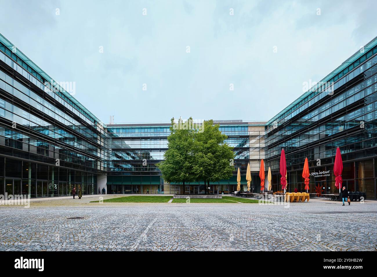 München - 18. April 2024: Max-planck-Institut für Innovations- und Wettbewerbsbau mit moderner Glasfassade Stockfoto