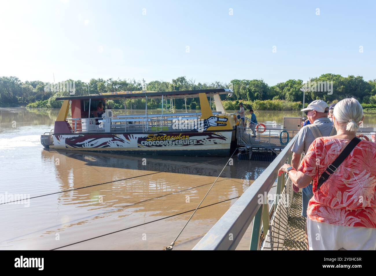 Flussboot bei spektakulärer Jumping Crocodile Cruise, Beatrice Hill, Arnhem Highway, Middle Point, Northern Territory, Australien Stockfoto