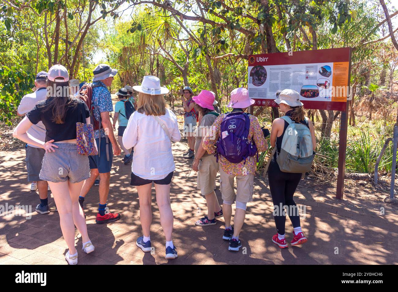 Tourgruppe in Ubirr (Felskunst), Kakadu Nationalpark, Kakadu Highway, Jabiru, Northern Territory, Australien Stockfoto