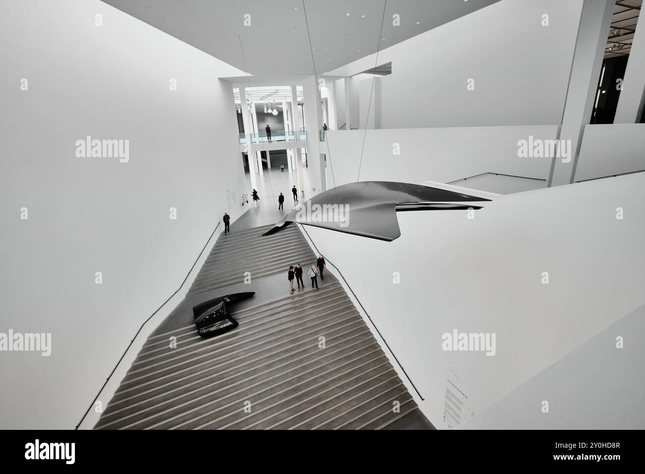 München, Deutschland - 17. April 2024: Inneneinrichtung der Pinakothek der Moderne mit modernem weißem Design, dem Museum für moderne Kunst Bayerns Stockfoto