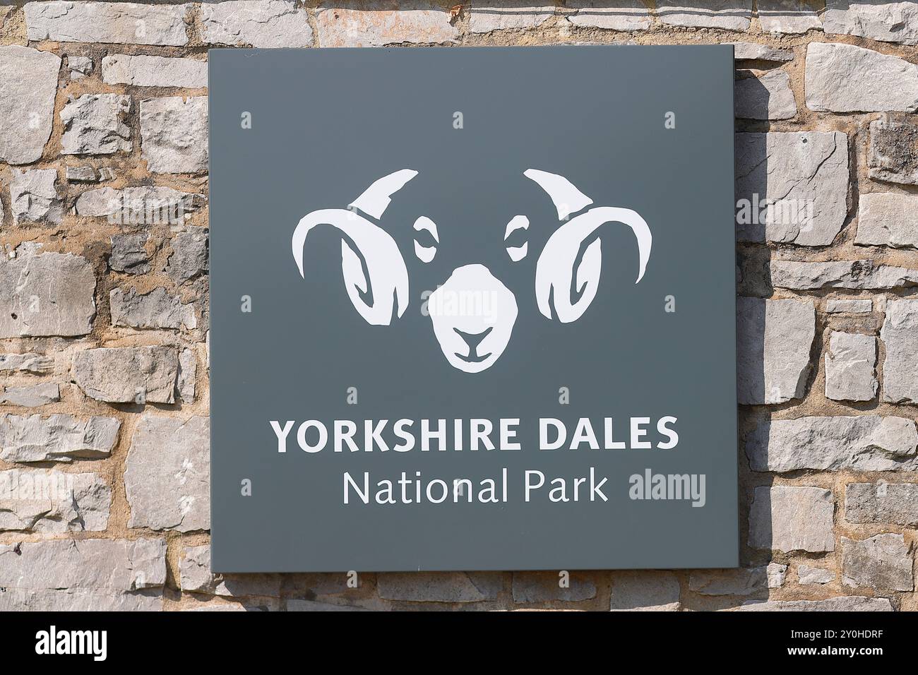 Schild für den Yorkshire Dales National Park am Malham Visitor Centre in North Yorkshire, Großbritannien Stockfoto