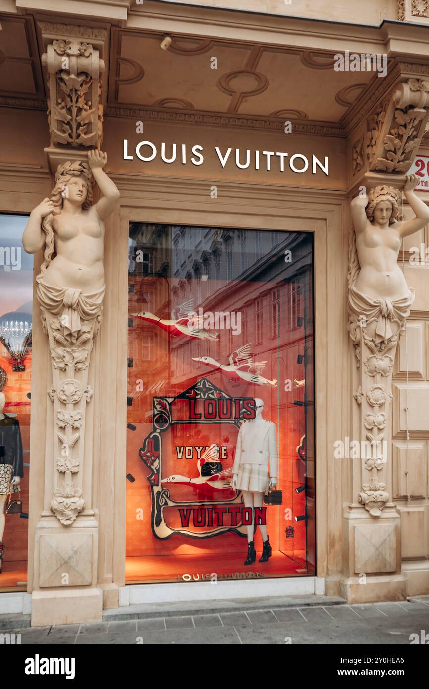 Wien, Österreich - 6. August 2024: Fassade der Louis Vuitton Boutique im Zentrum von Wien Stockfoto