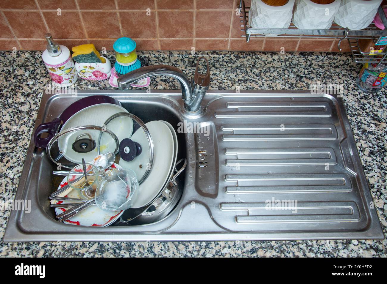 Hohe Sicht auf schmutziges Geschirr im Waschbecken in der Küche Stockfoto