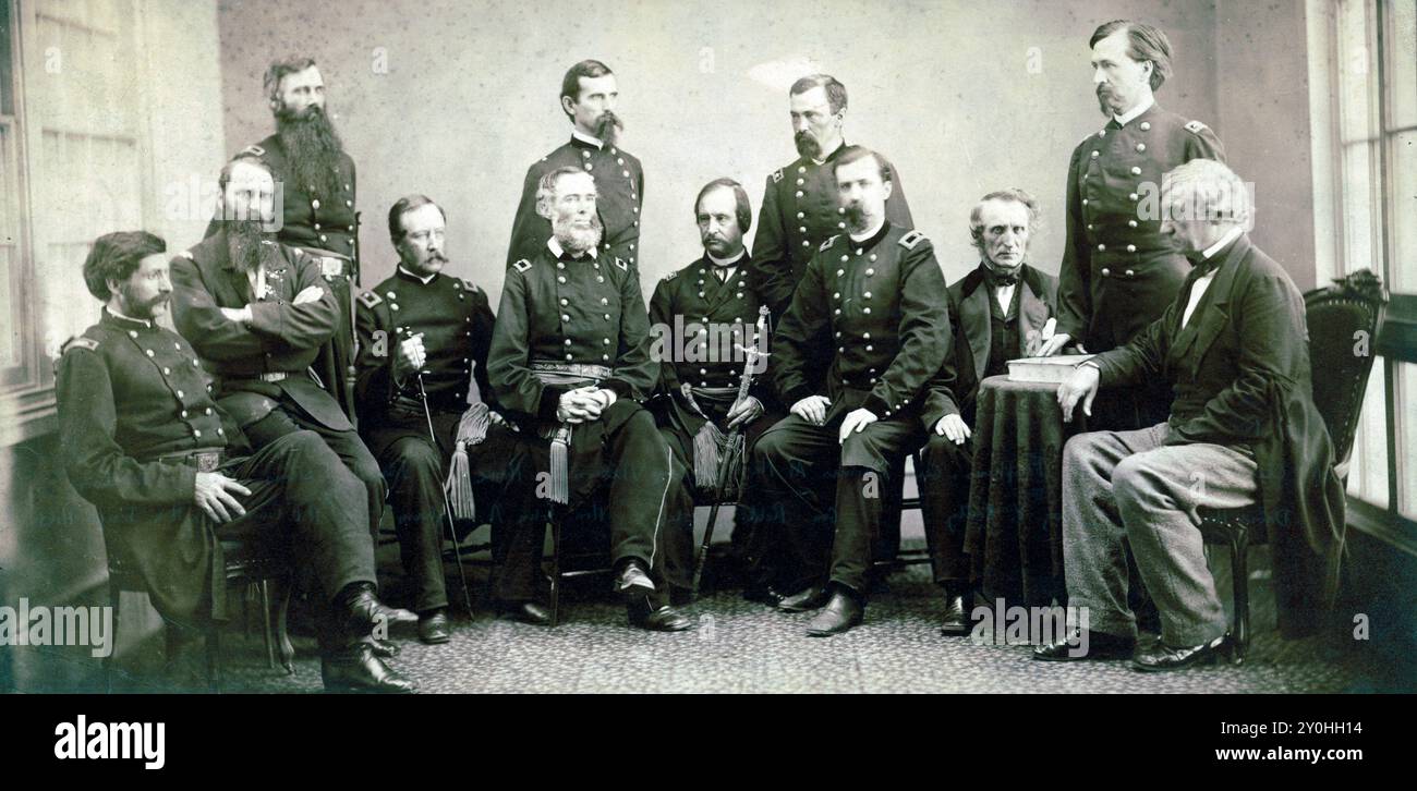 militärkommission, die die Lincoln-Verschwörer verurteilt hat, stehend, von links nach rechts: Brig. General Thomas M. Harris, Major General Lew Wallace, Major General August V. Kautz und Henry L. Burnett; von links nach rechts: Lieutenant Colonel David R. Clendenin, Colonel C.H. Tompkins, Brig. General Albion P. Howe, Brig. General James Ekin, Major General David Hunter, Brig. General Robert S. Foster, John A. Bingham und Brig. General Joseph Holt. Stockfoto