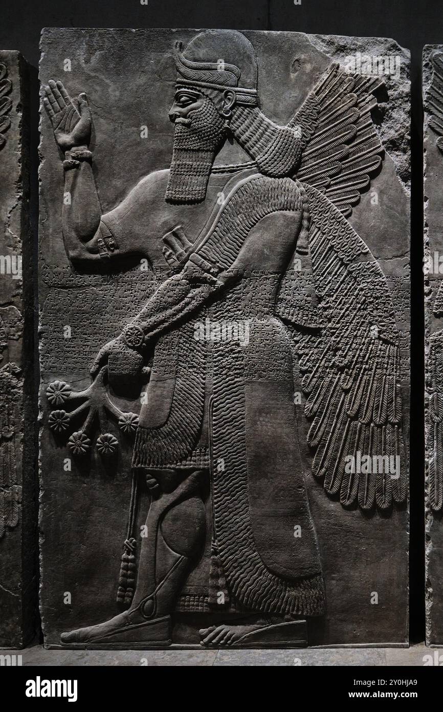 München, Deutschland - 17. April 2024: Geflügelte und bärtige Dschinken mit verschiedenen Attributen, Assyrisches Flachrelief im Ägyptischen Staatsmuseum Stockfoto