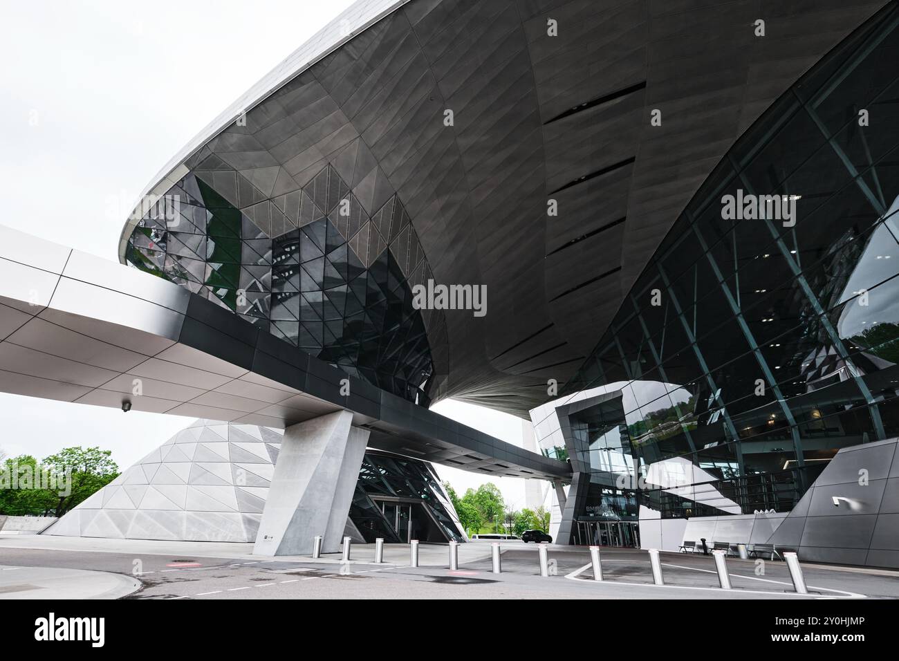 München, Deutschland - 18. April 2024: Fassade der BMW Welt, ein kombiniertes Ausstellung-, Liefer-, Erlebnismuseum und Veranstaltungsort, gegründet im Jahr 2007 Stockfoto