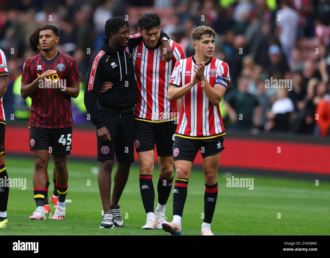 Sheffield, Großbritannien. September 2024. Die Spieler genießen den Applaus während des Sky Bet Championship Matches in der Bramall Lane, Sheffield. Der Bildnachweis sollte lauten: Simon Bellis/Sportimage Credit: Sportimage Ltd/Alamy Live News Stockfoto